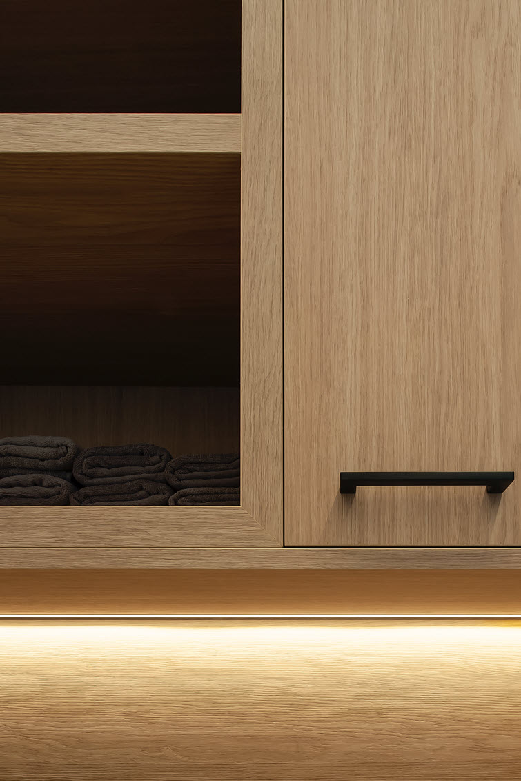 Finition de l'armoire avec du Master Oak sans rayures